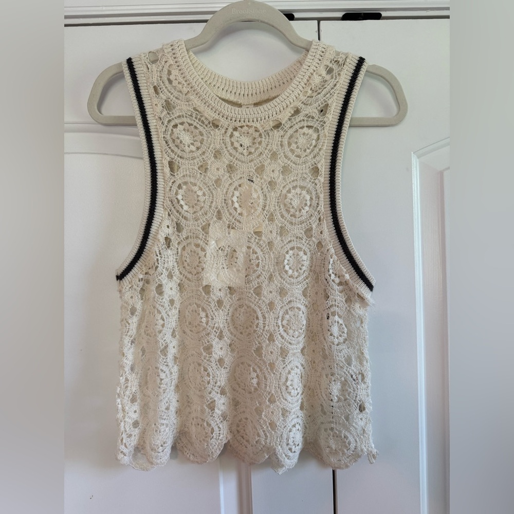 Chic Lace Sleeveless Top in Cream